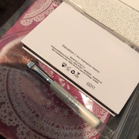 Pur Elevation highlighter palette 💕 - Picture 3 of 4